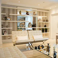 Warmwei&szlig; beleuchtetes Wohnzimmer